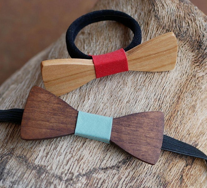 Deux nœuds papillon artisanaux en bois avec élastiques colorés.
