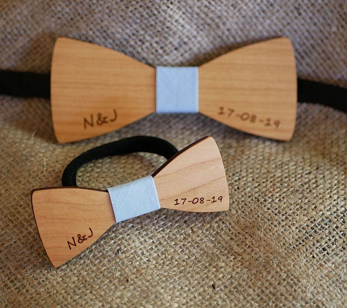Nœuds papillon en bois personnalisés avec initiales et date.