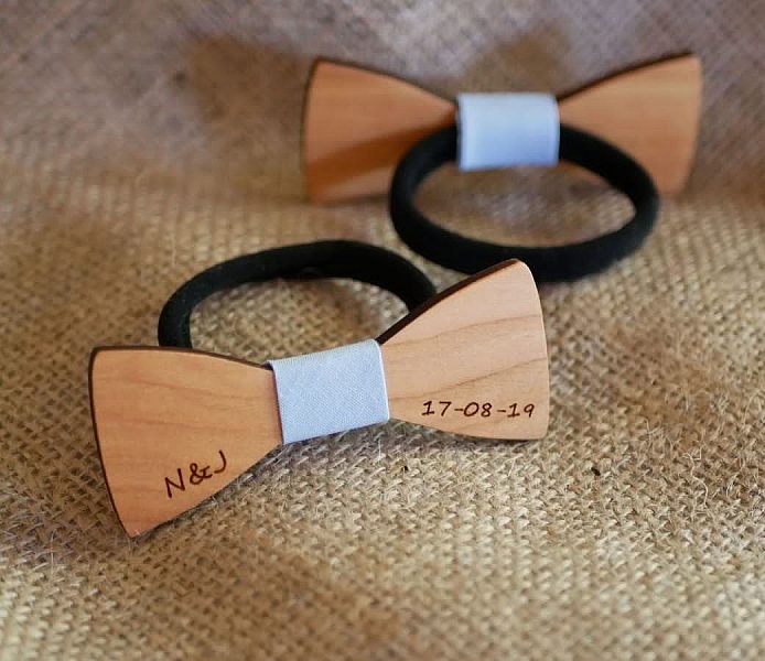 Nœuds papillon en bois personnalisés pour mariage.