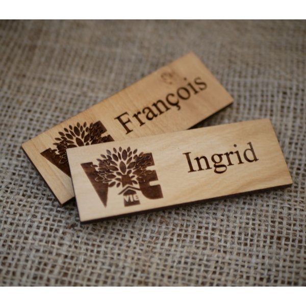 Tr&aelig;skilt med virksomhedens logo og navn