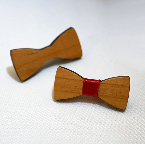 Barrettes en bois en forme de nœud papillon personnalisable.