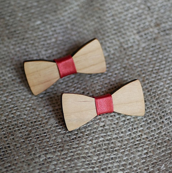 Barrettes en bois en forme de nœud papillon personnalisable.