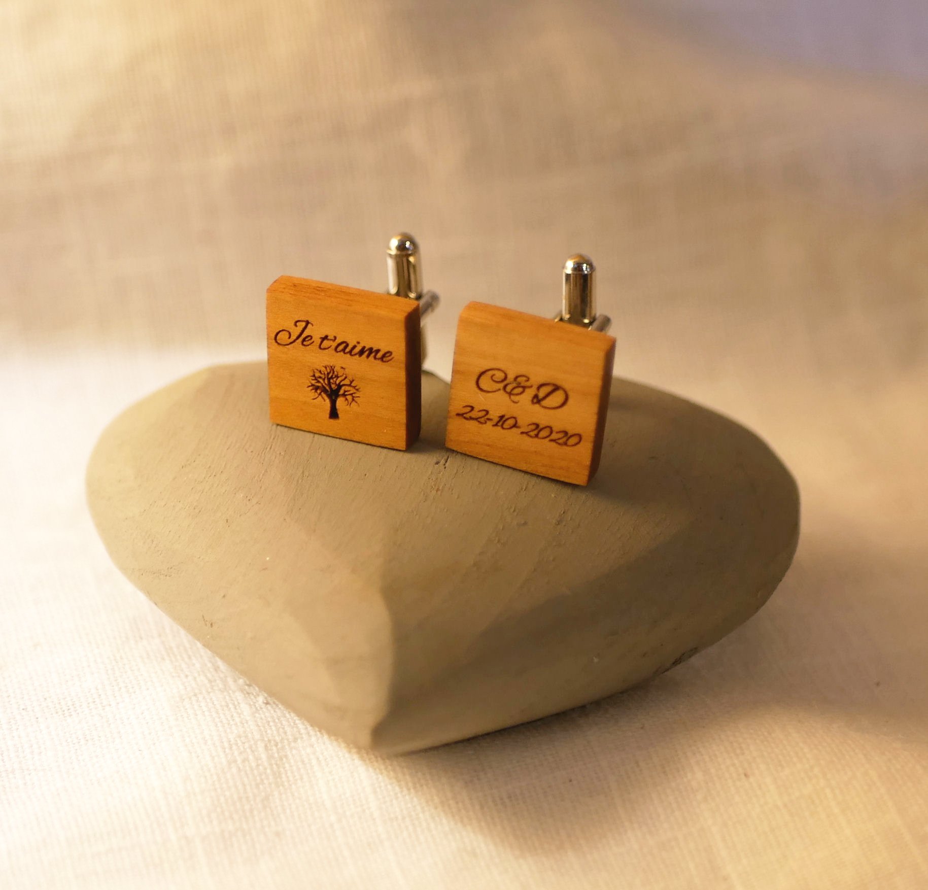 Firkantede manchetknapper i tr&aelig; til personlig tilpasning