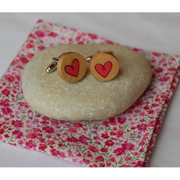 Tr&aelig;manchetknapper med malede hjerter