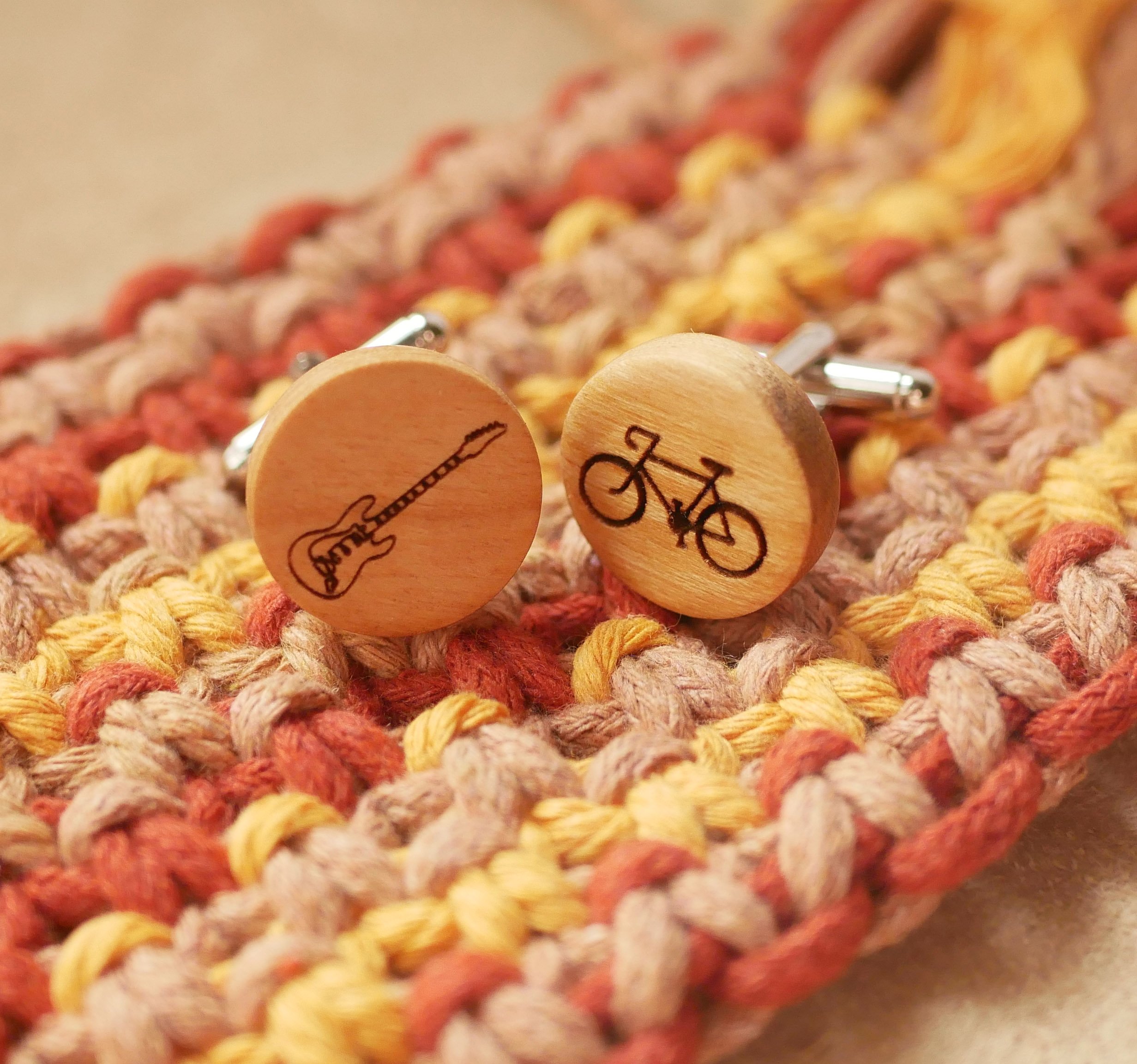 Manchetknapper i kirseb&aelig;rtr&aelig; med dit design indgraveret