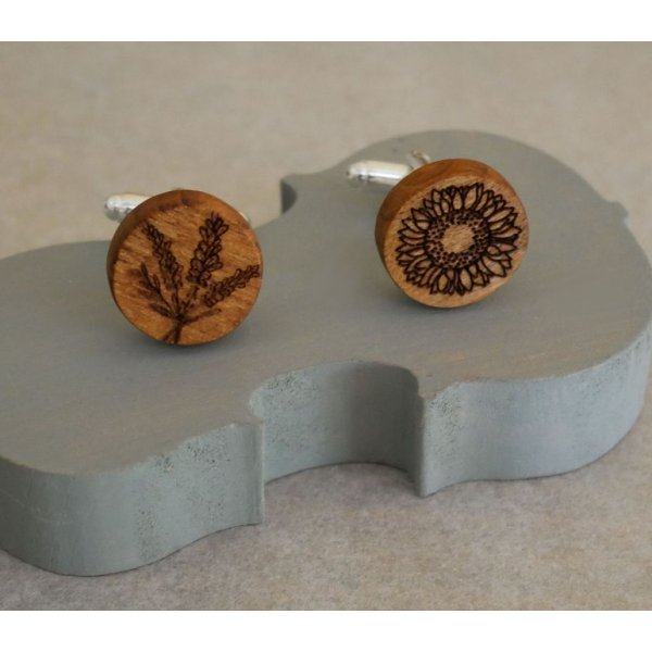 Manchetknapper i kirseb&aelig;rtr&aelig; med dit design indgraveret