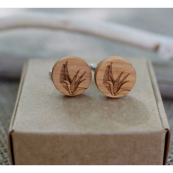 Manchetknapper i kirseb&aelig;rtr&aelig; med dit design indgraveret