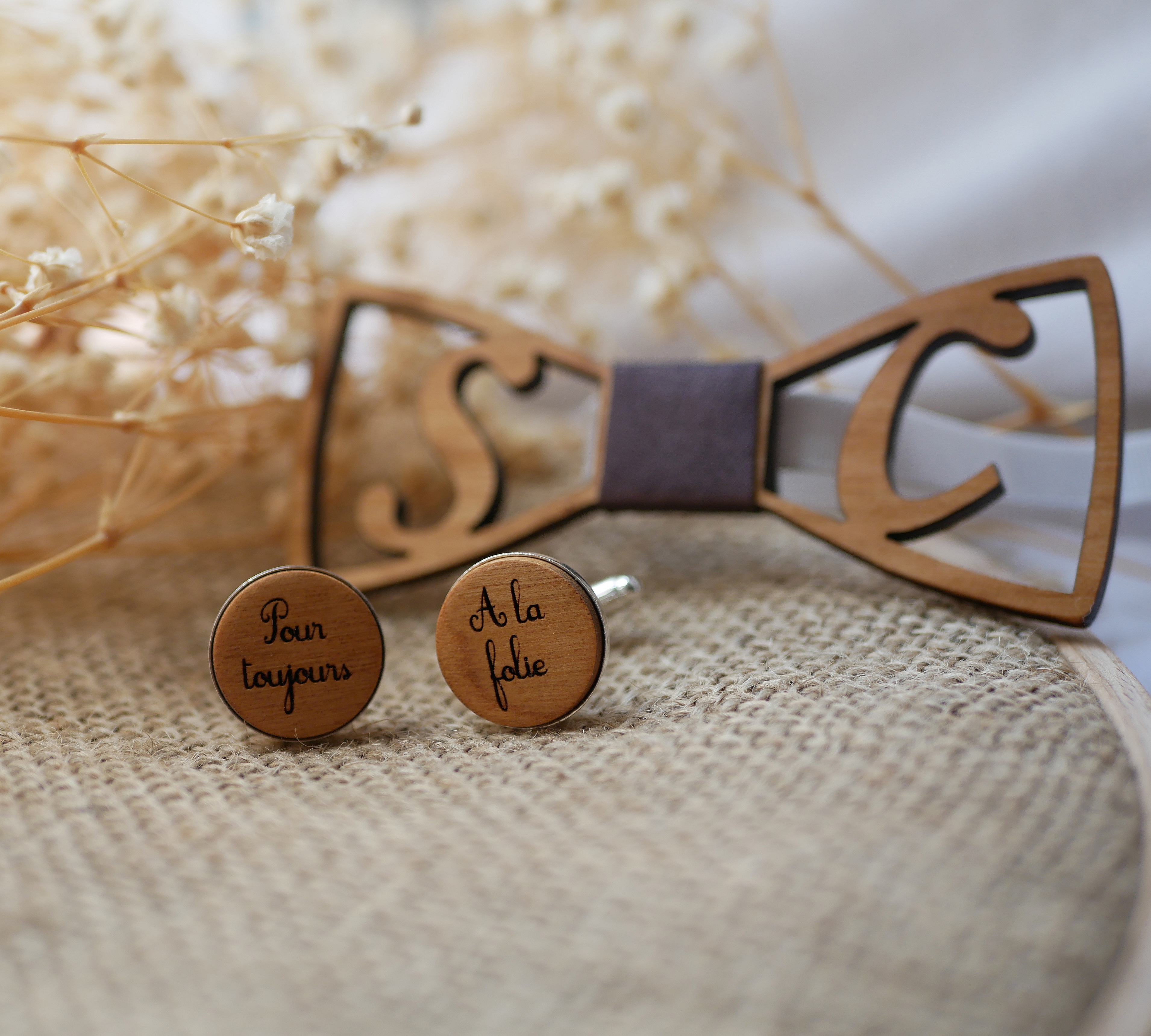 Nœud papillon et boutons de manchette personnalisés en bois.