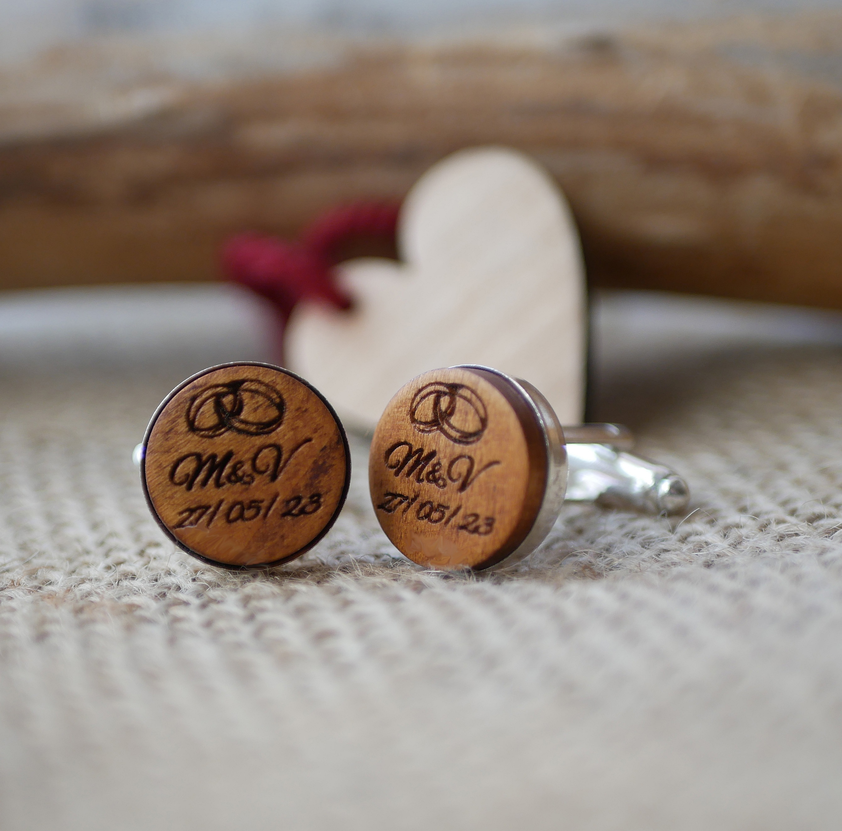 Boutons de manchette personnalisés en bois gravés pour mariage.