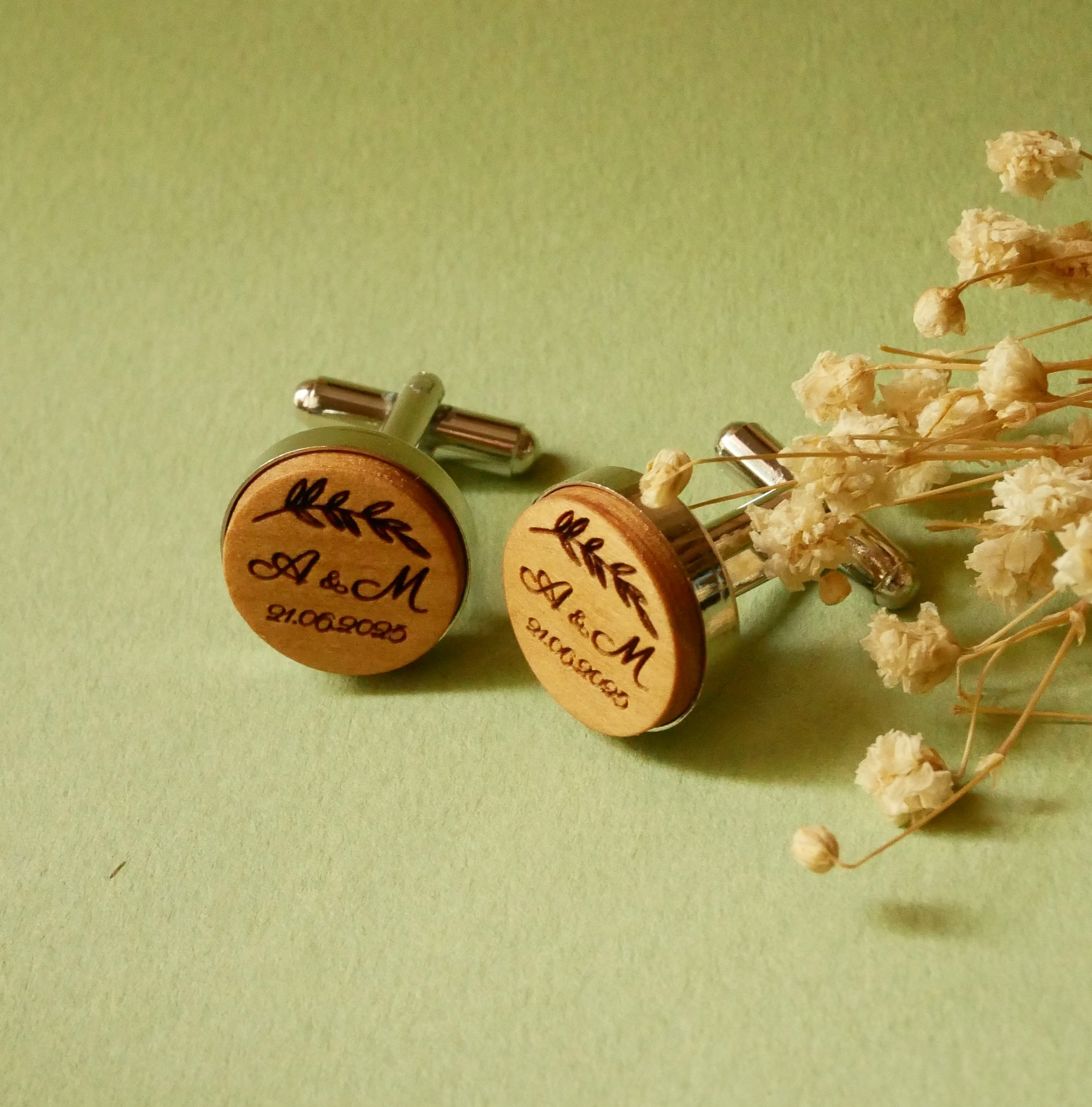 Manchetknapper i platins&oslash;lv 16 mm i graveret tr&aelig;, sat i platins&oslash;lv 