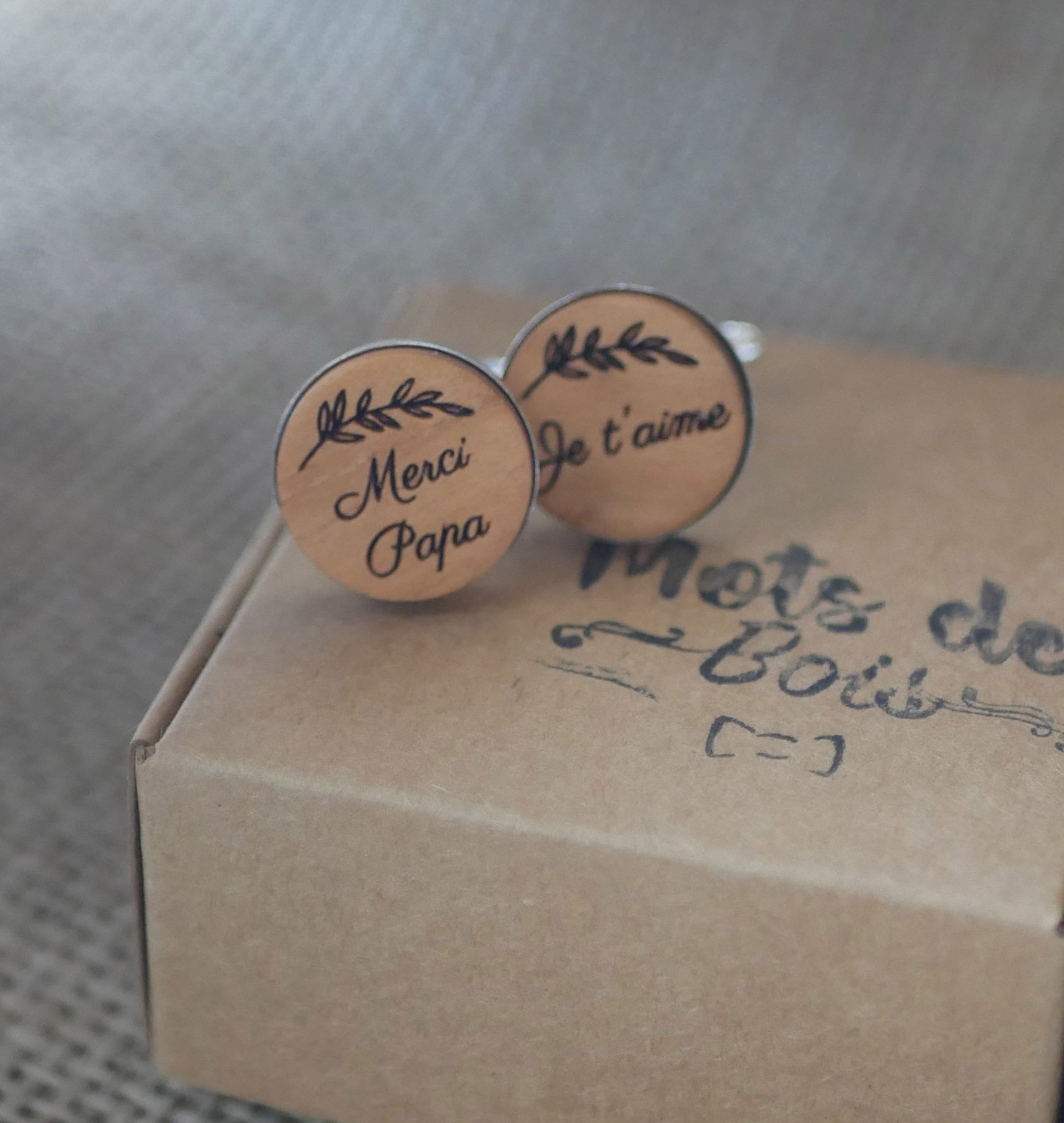 Manchetknapper i platins&oslash;lv 16 mm i graveret tr&aelig;, sat i platins&oslash;lv 