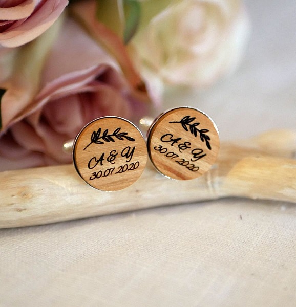 Boutons de manchette en bois personnalisés pour mariage.