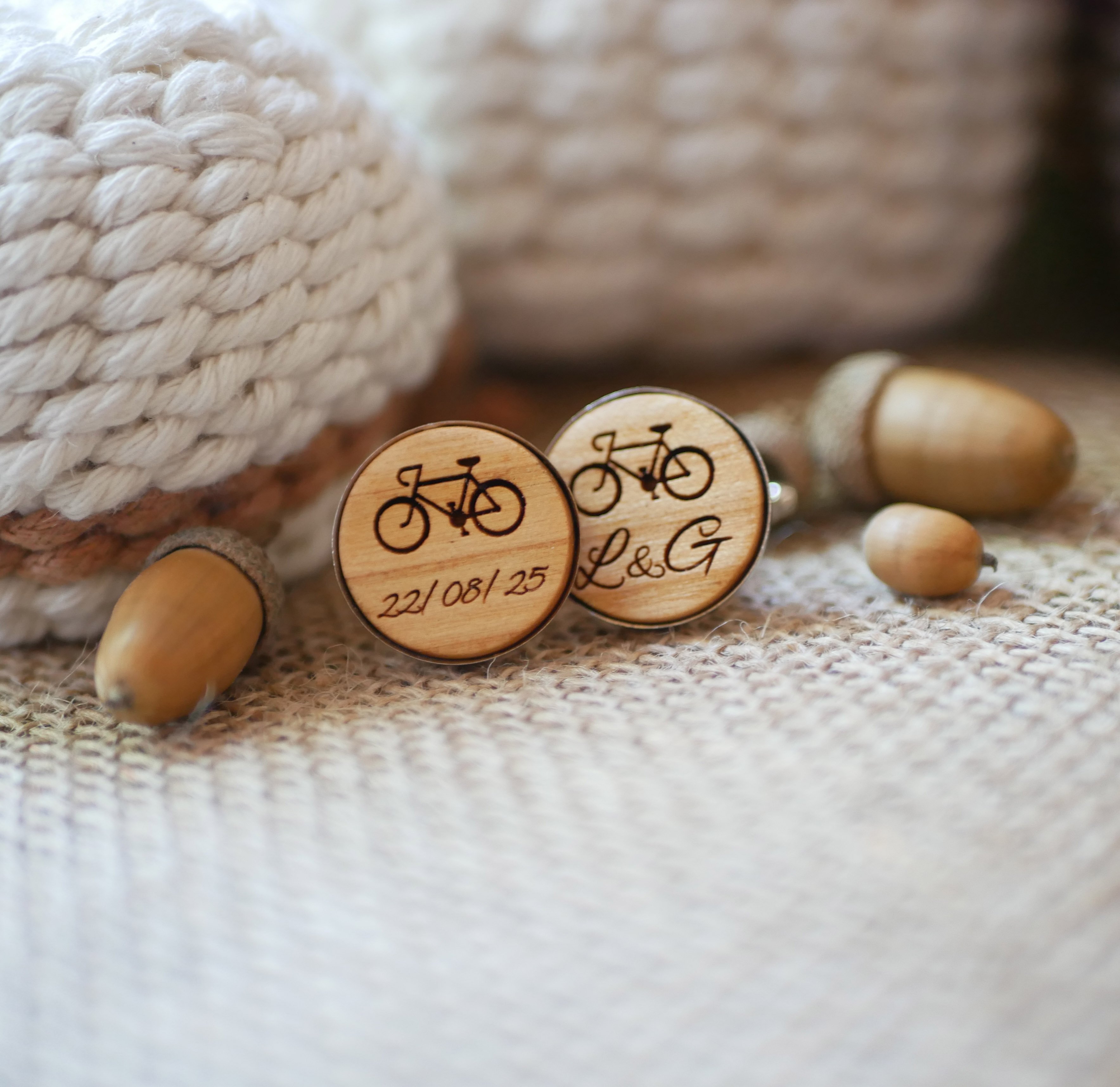 Manchetknapper i platins&oslash;lv 16 mm i graveret tr&aelig;, sat i platins&oslash;lv 