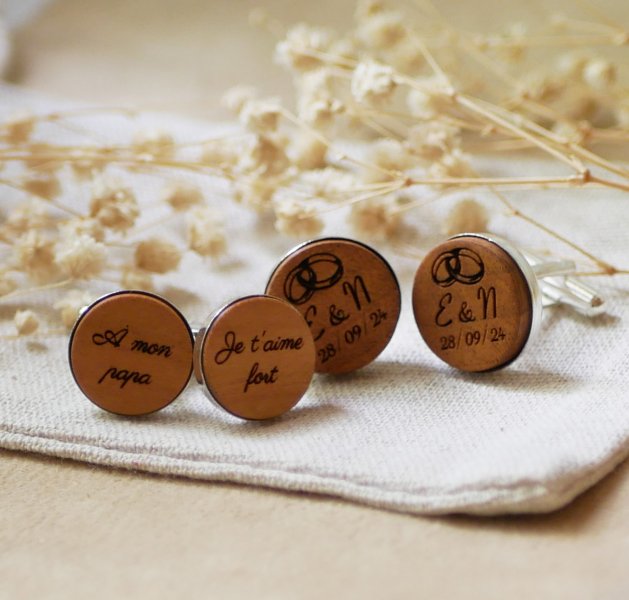 Manchetknapper i platins&oslash;lv 16 mm i graveret tr&aelig;, sat i platins&oslash;lv 