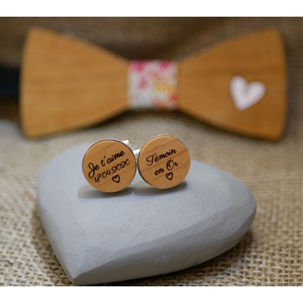 Manchetknapper i platins&oslash;lv 16 mm i graveret tr&aelig;, sat i platins&oslash;lv 