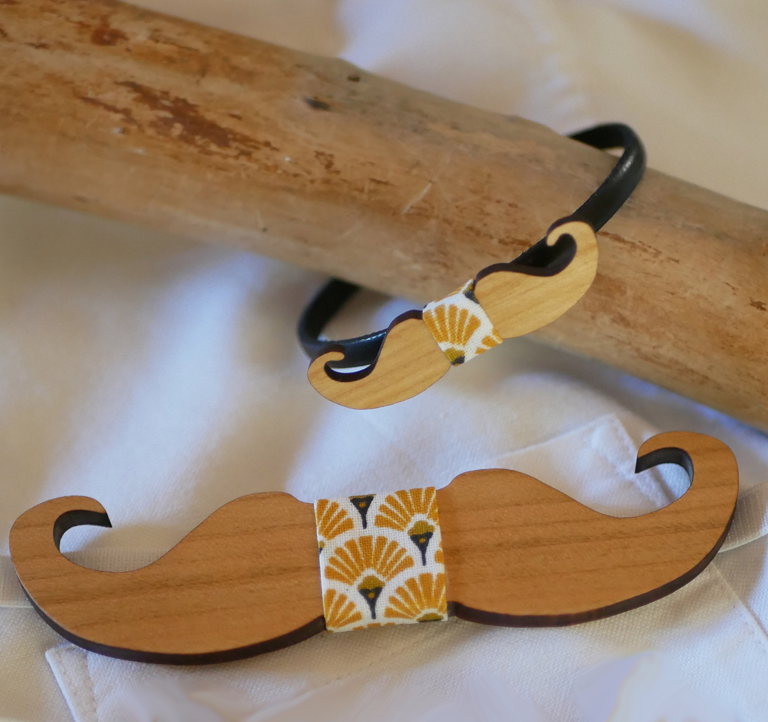 Bracelet en cuir et nœud papillon moustache en bois.