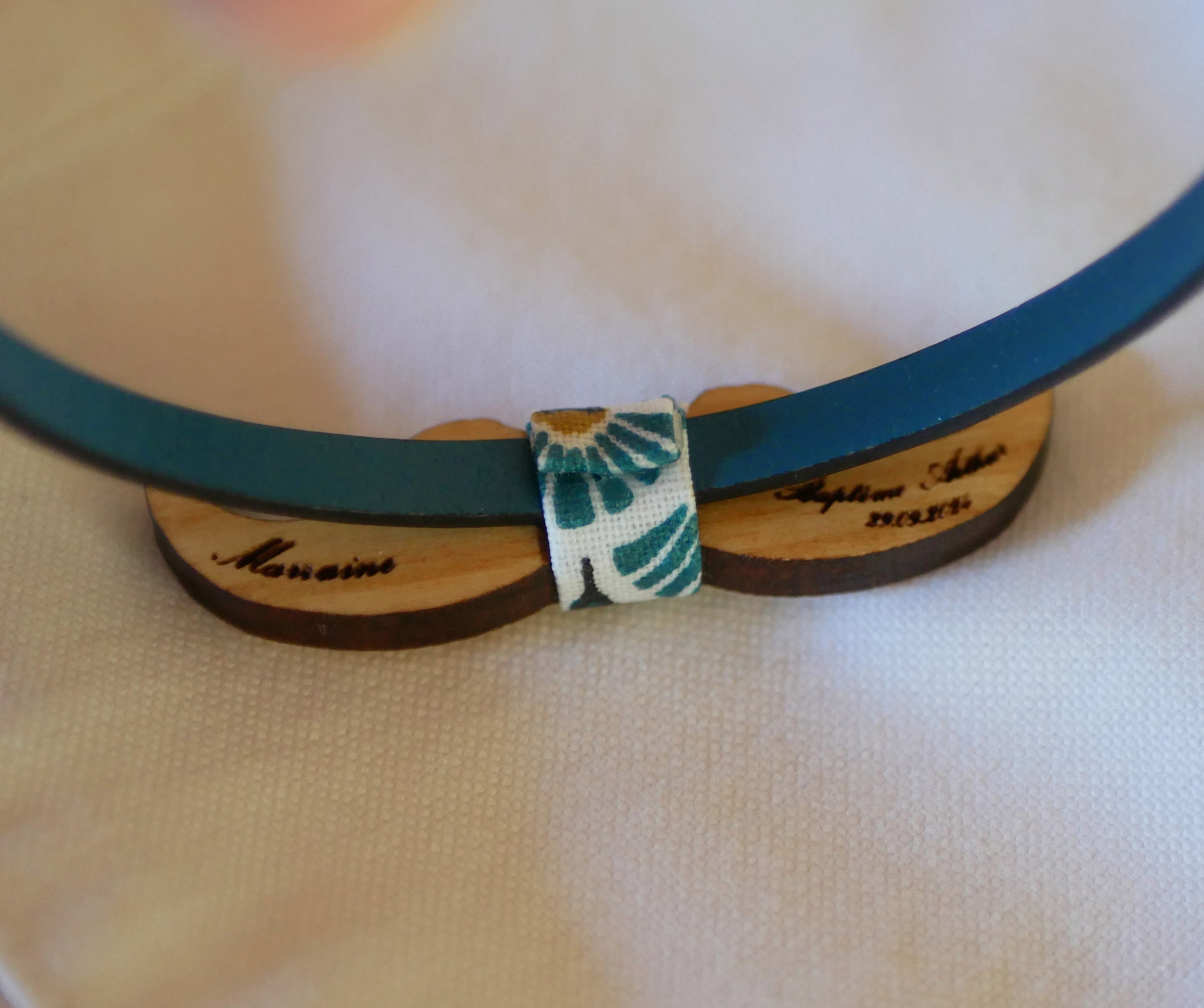 Bracelet en cuir avec nœud papillon en bois personnalisable.