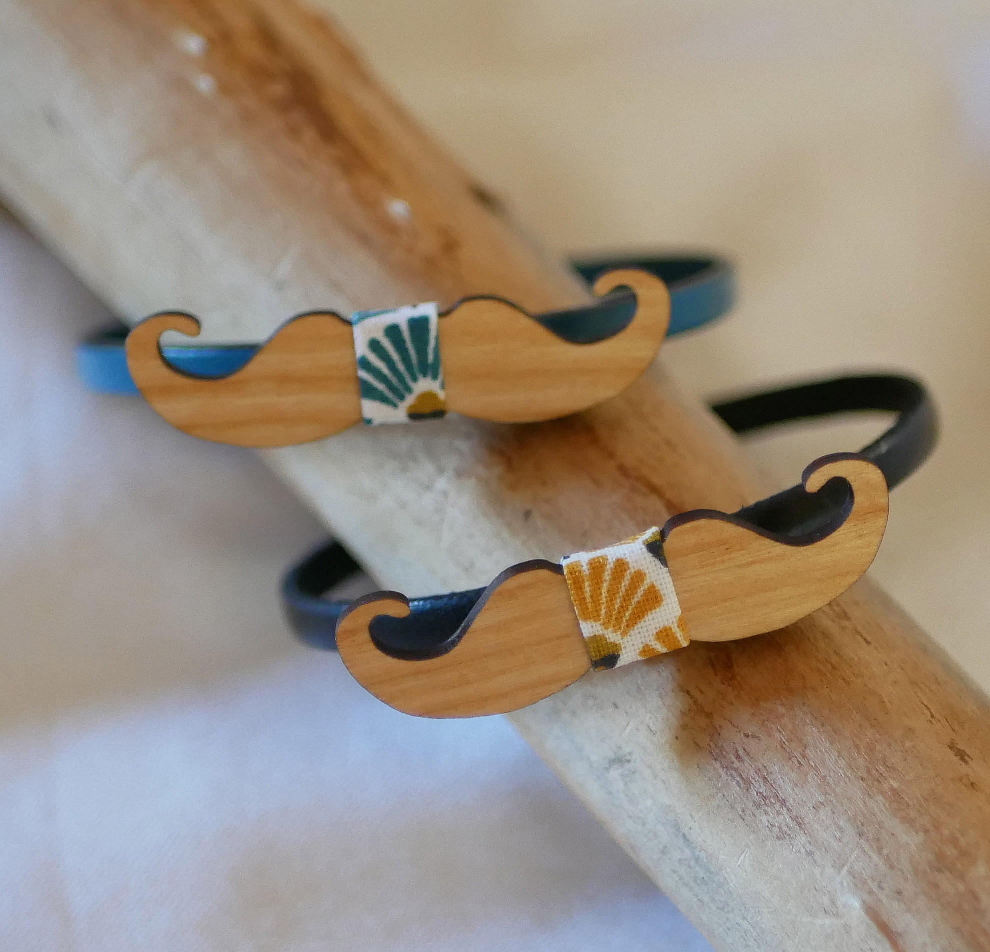 Bracelets en cuir avec moustache en bois personnalisable.