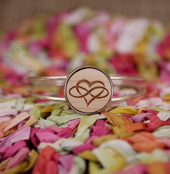 Armb&aring;nd med tr&aelig;cabochon til personlig tilpasning og fors&oslash;lvet metal