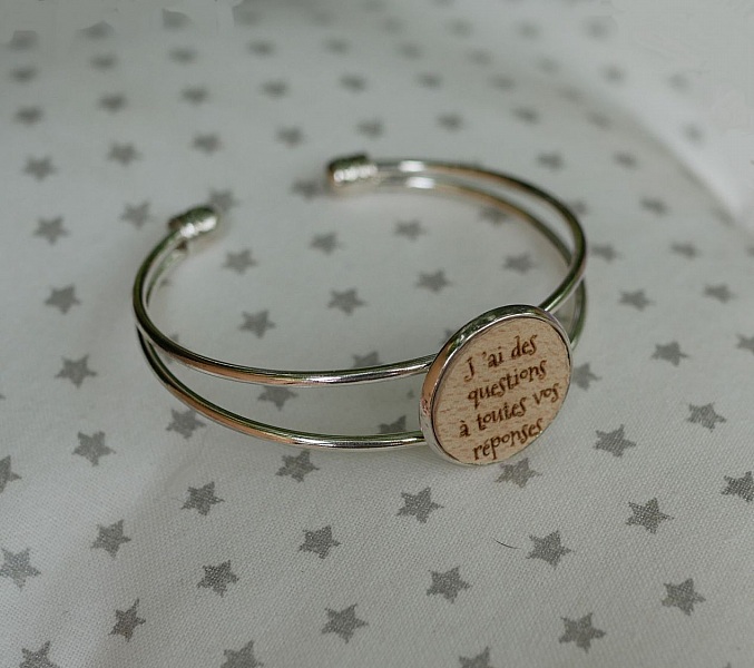 Armb&aring;nd med tr&aelig;cabochon til personlig tilpasning og fors&oslash;lvet metal