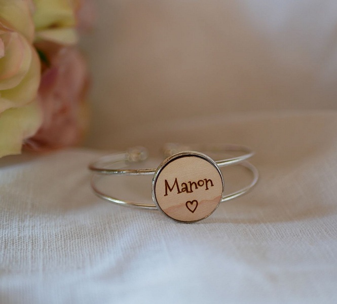 Armb&aring;nd med tr&aelig;cabochon til personlig tilpasning og fors&oslash;lvet metal