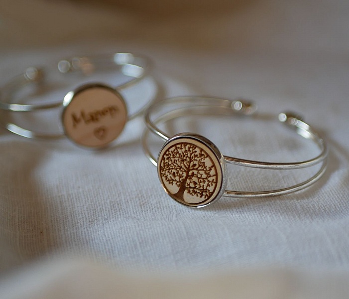 Armb&aring;nd med tr&aelig;cabochon til personlig tilpasning og fors&oslash;lvet metal