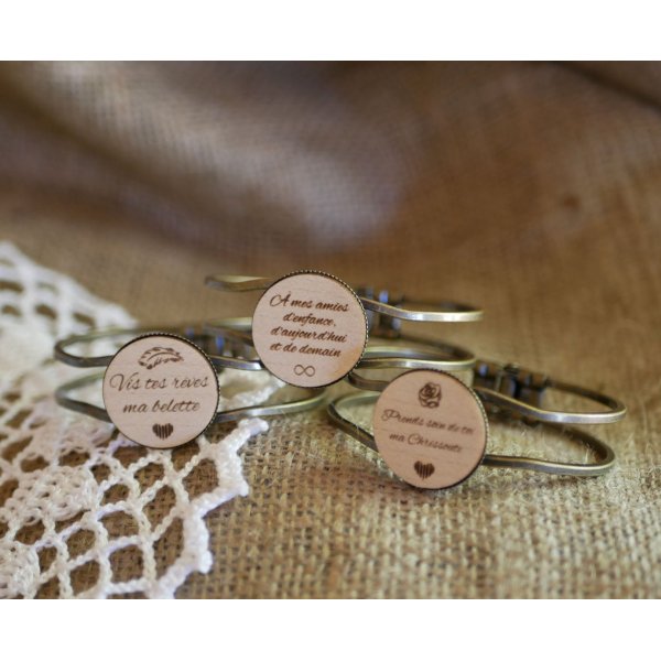 Armb&aring;nd i messing og tr&aelig; med cabochon, der kan tilpasses 