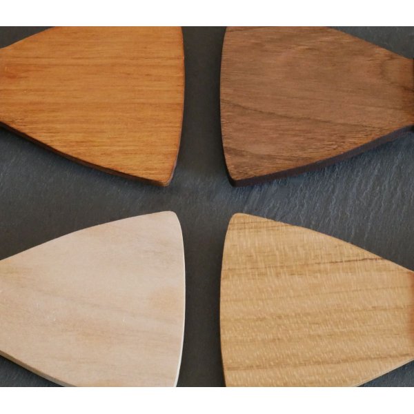 Armb&aring;nd i messing og tr&aelig; med cabochon, der kan tilpasses 