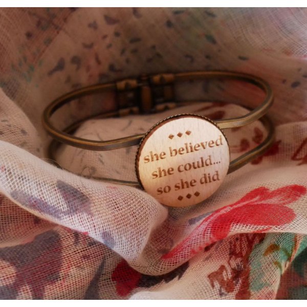 Armb&aring;nd i messing og tr&aelig; med cabochon, der kan tilpasses 