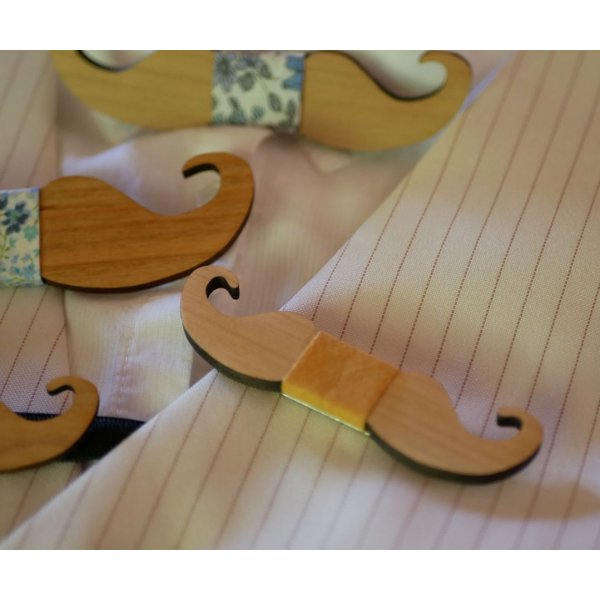 Minibroche i tr&aelig; til personlig udformning