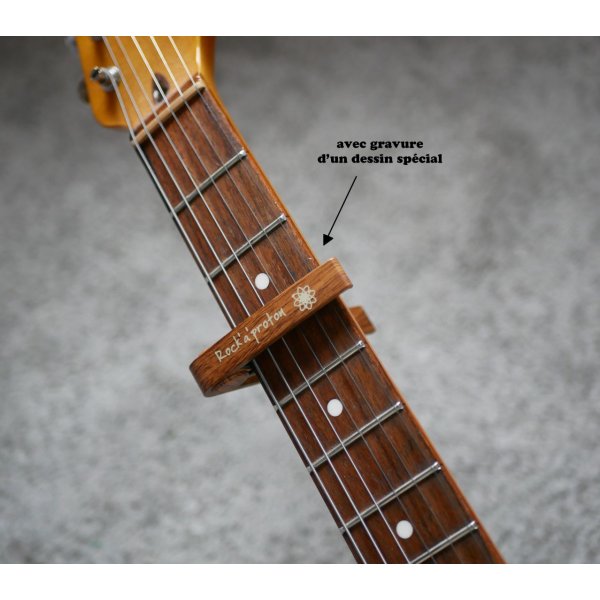 Guitar capo i aluminium med guldgravering, der kan personligg&oslash;res