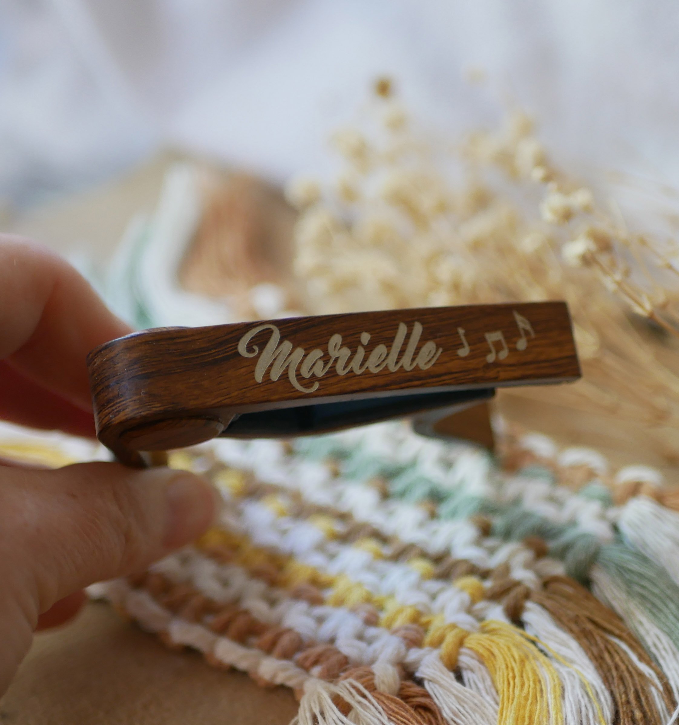 Guitar capo i aluminium med guldgravering, der kan personligg&oslash;res