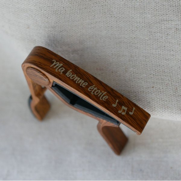 Guitar capo i aluminium med guldgravering, der kan personligg&oslash;res