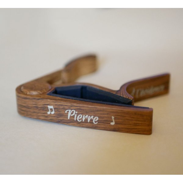 Guitar capo i aluminium med guldgravering, der kan personligg&oslash;res