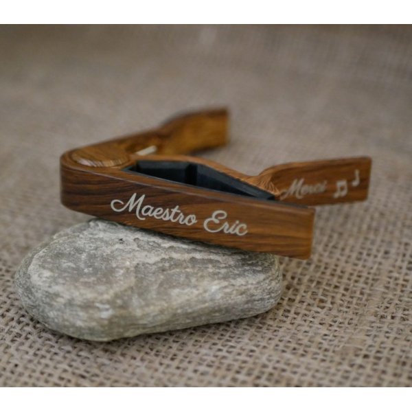 Guitar capo i aluminium med guldgravering, der kan personligg&oslash;res