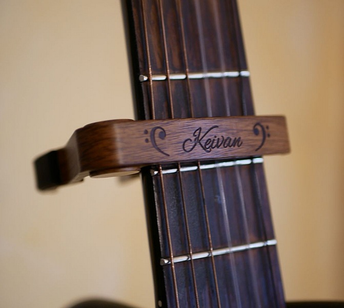 Indgraveret guitarh&aelig;tte i aluminium til personligg&oslash;relse