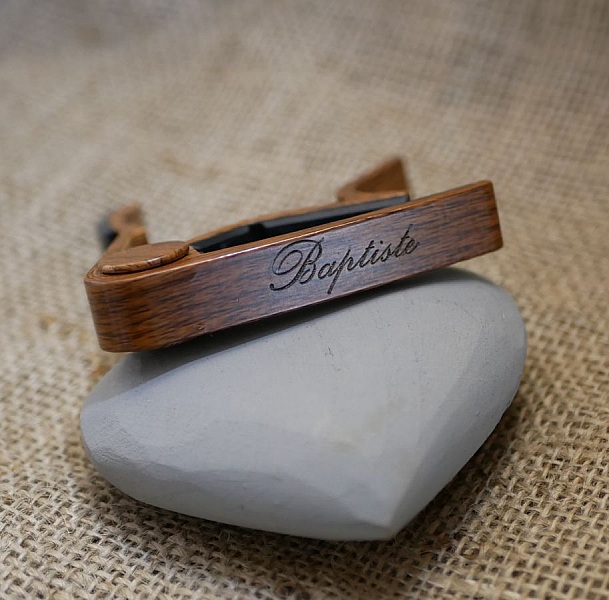 Indgraveret guitarh&aelig;tte i aluminium til personligg&oslash;relse