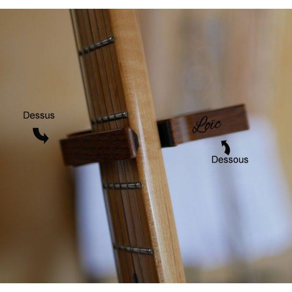 Guitar capo i aluminium med guldgravering, der kan personligg&oslash;res