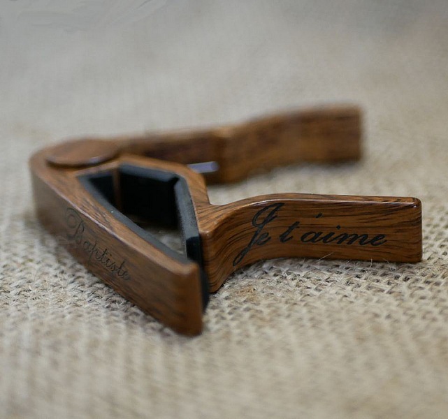 Indgraveret guitarh&aelig;tte i aluminium til personligg&oslash;relse