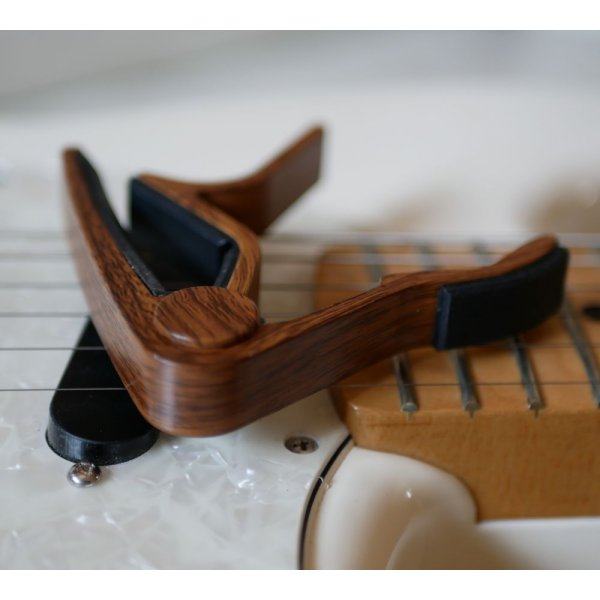 Guitar capo i aluminium med guldgravering, der kan personligg&oslash;res