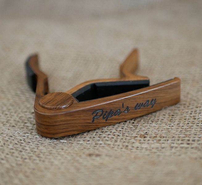 Indgraveret guitarh&aelig;tte i aluminium til personligg&oslash;relse