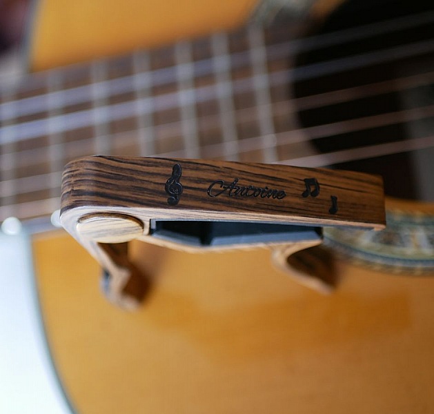 Capodastre personnalis&eacute; en aluminium couleur bois ray&eacute; grav&eacute; accessoire guitare 