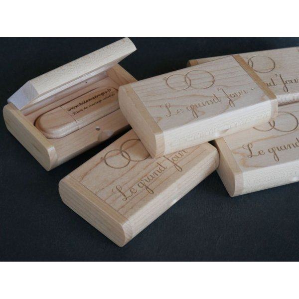 32 GB 2.0 USB-flashdrev i et tilpasset etui af lyst ahorntr&aelig;