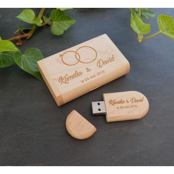 32 GB 2.0 USB-flashdrev i et tilpasset etui af lyst ahorntr&aelig;