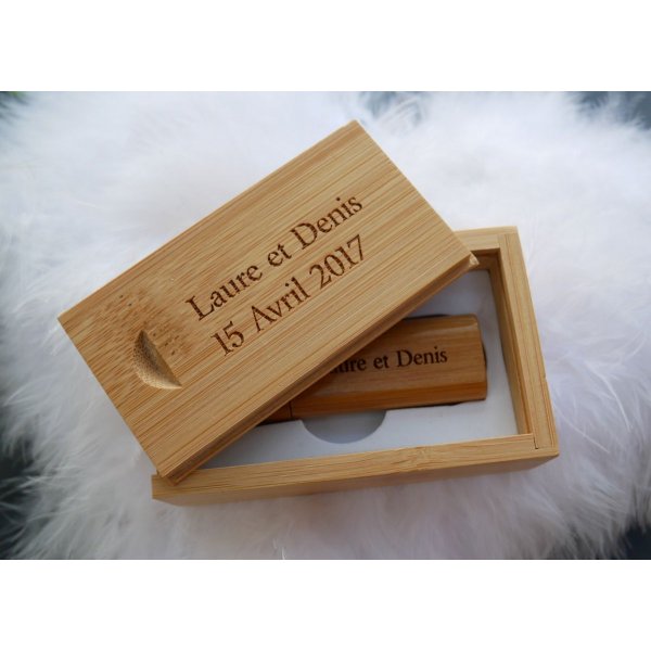 32 GB USB 3.0-n&oslash;gle i en bambus&aelig;ske, der kan personligg&oslash;res ved gravering 