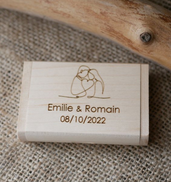 32 GB 2.0 USB-flashdrev i et tilpasset etui af lyst ahorntr&aelig;