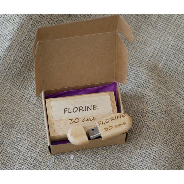 64 GB 3.0 USB-flashdrev i et tilpasset etui af lyst ahorntr&aelig;