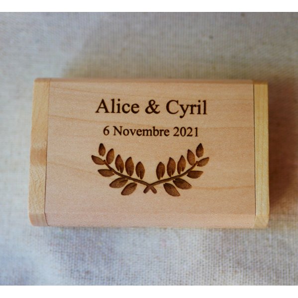 32 GB 2.0 USB-flashdrev i et tilpasset etui af lyst ahorntr&aelig;