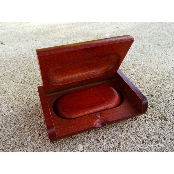 32 GB 3.0 USB-flashdrev i r&oslash;dt tr&aelig; i graverings&aelig;ske