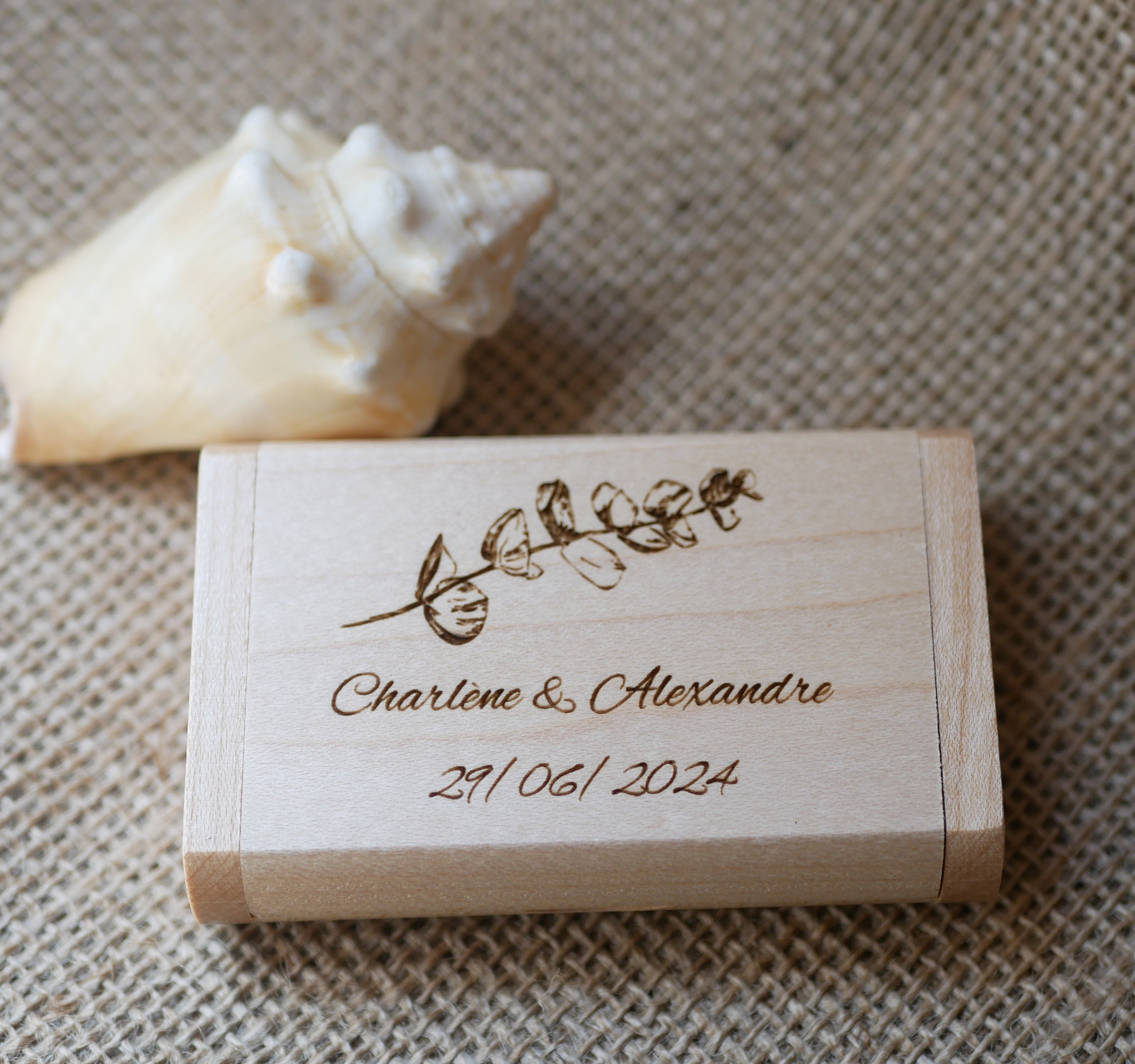 32 GB 3.0 USB-n&oslash;gle i personligt etui af lyst ahorntr&aelig;